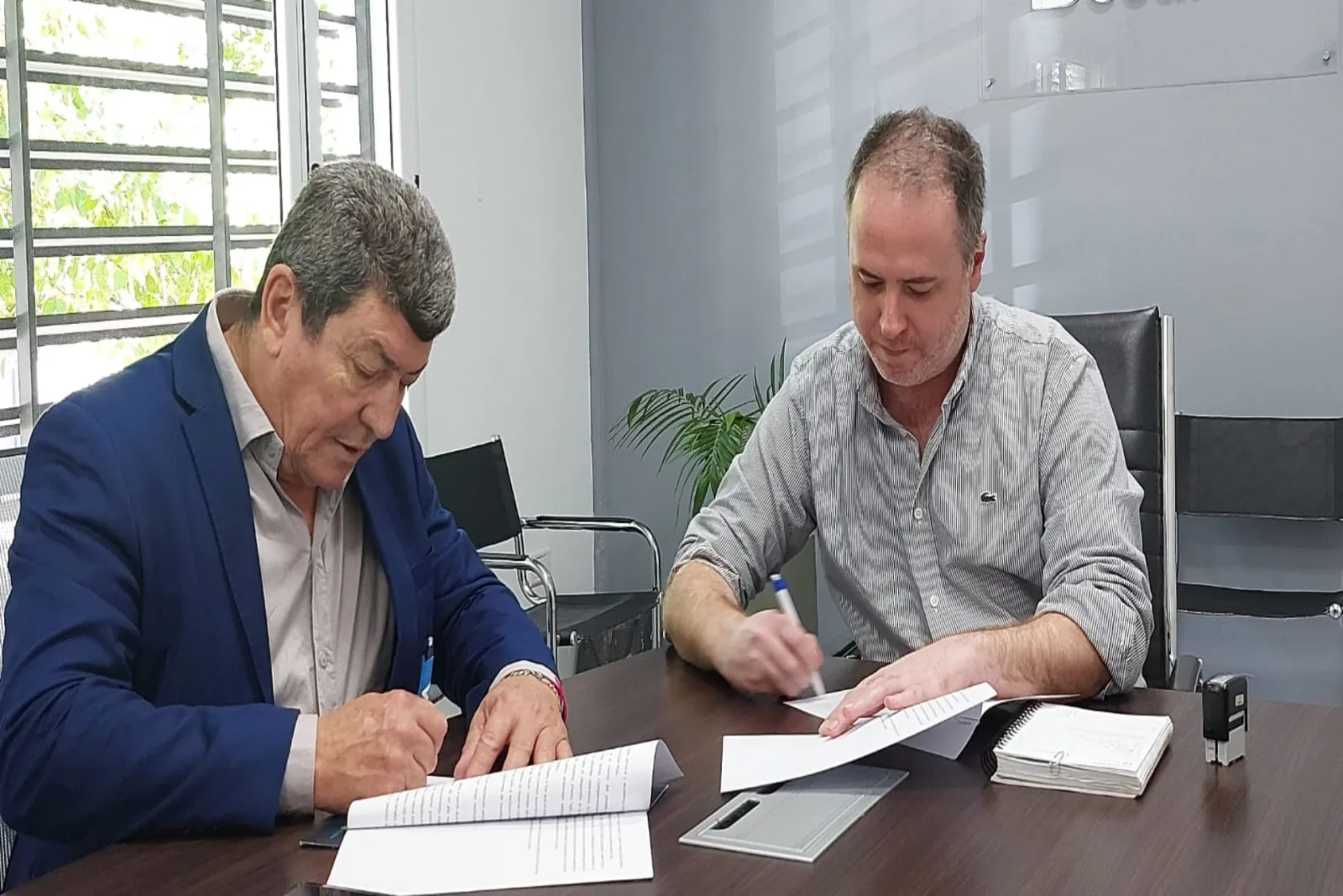 El Becario y el IAPV firmaron un convenio para que estudiantes realicen prácticas profesionales