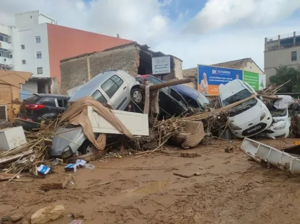 Inundaciones en España: Pedro Sánchez anunció el envío de 10.000 efectivos para seguir con las tareas de rescate