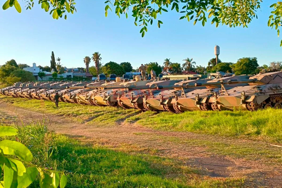 Tanques de guerra en sede del Ejército en Paraná