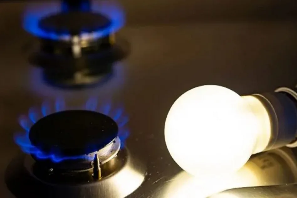 El gobierno de Javier MIlei posterga la quita total de los subsidios a las tarifas de luz y gas hasta abril 2025