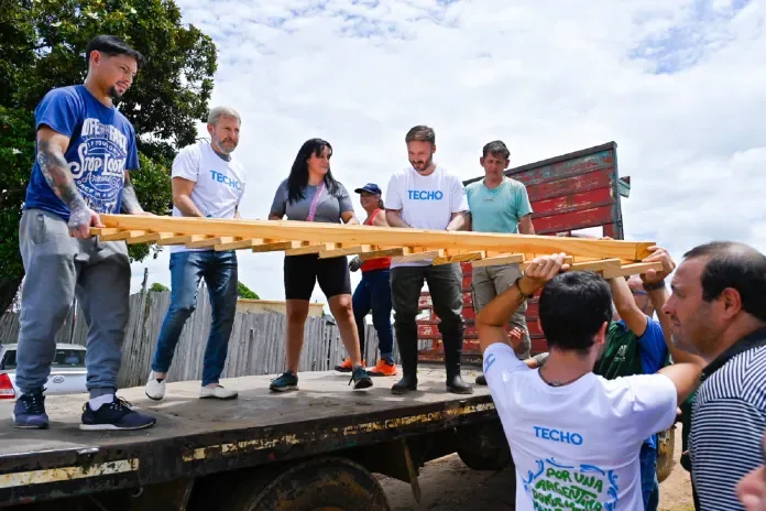 Frigerio se sumó a los voluntarios de TECHO que construyen viviendas de emergencia en Concordia