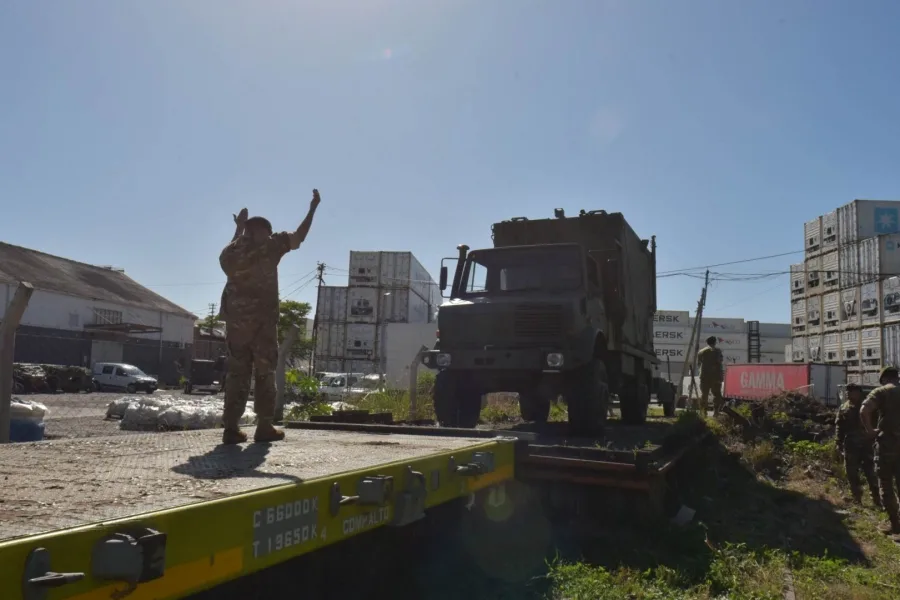 Así movilizan vehículos militares. (foto: Ejército Argentino)
