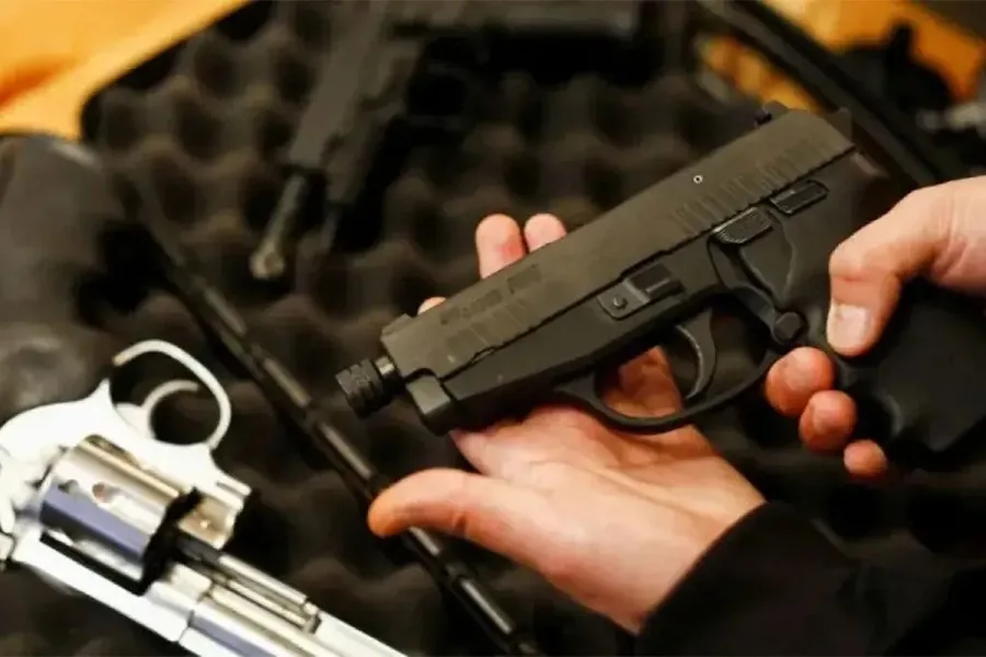 El gobierno redujo la edad mínima para comprar o tener legalmente un arma