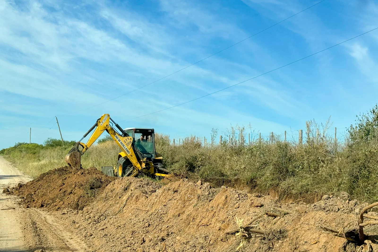 Prosiguen las mejoras en caminos productivos del departamento Tala