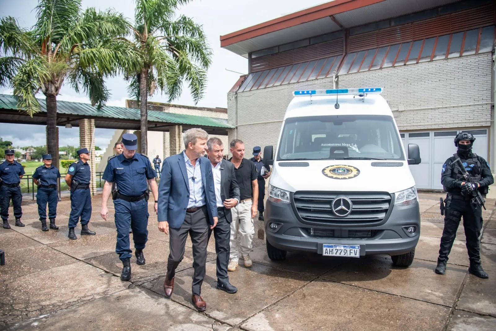 Frigerio entregó móviles y equipamiento a la Policía para reforzar la seguridad con tecnología de punta