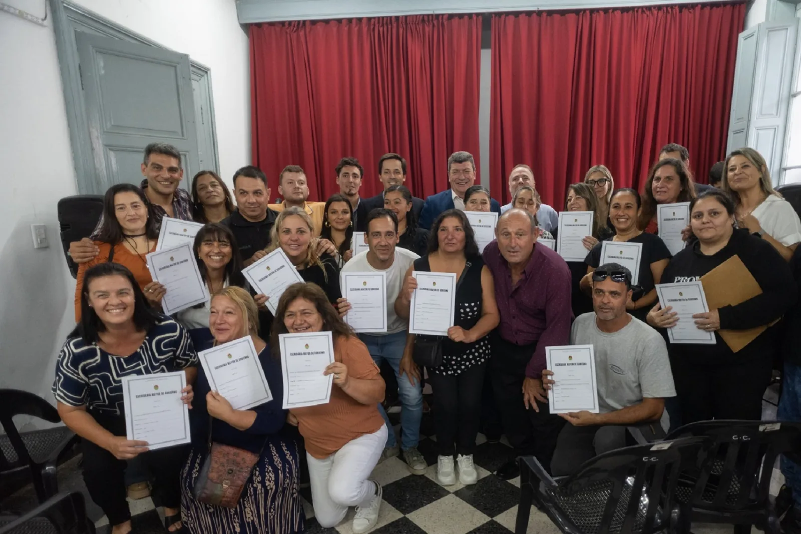 Familias de Nogoyá recibieron las escrituras de sus viviendas