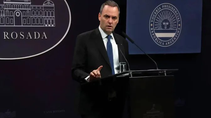 El Gobierno anunció que las universidades nacionales y los hospitales públicos les cobrarán aranceles a los extranjeros