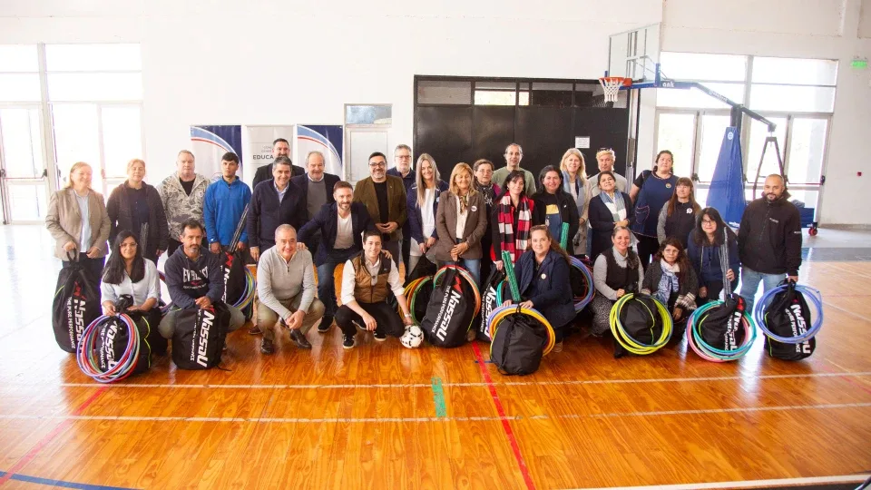 El Gobierno de Entre Ríos entregó kits deportivos a 24 escuelas de Concordia